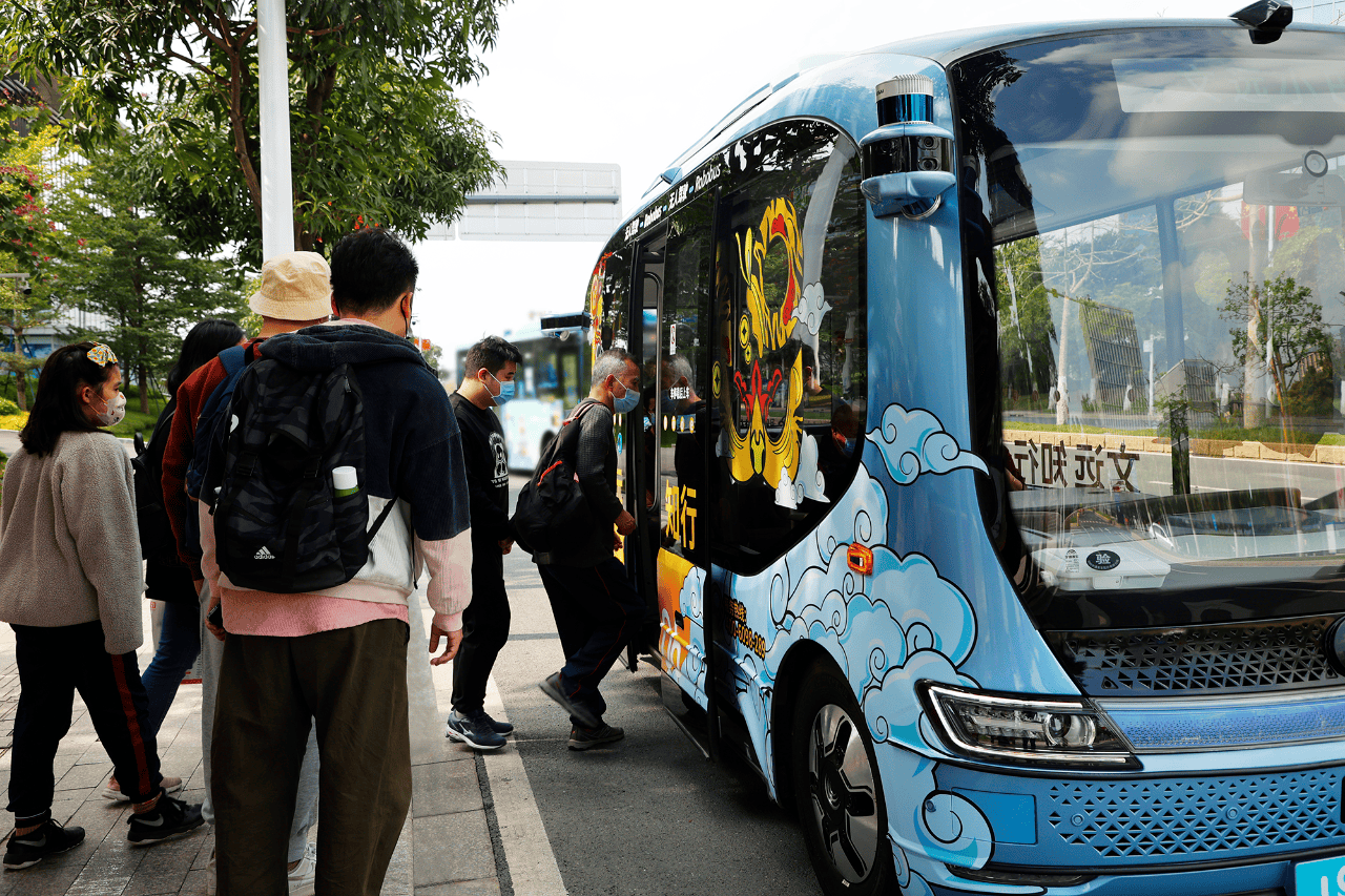 市民搭乘文远小巴Robobus.jpg